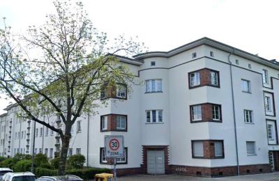 - Nähe U7-Blaschkoallee/ mod. Altbauwohnung mit Wannenbad und Balkon -