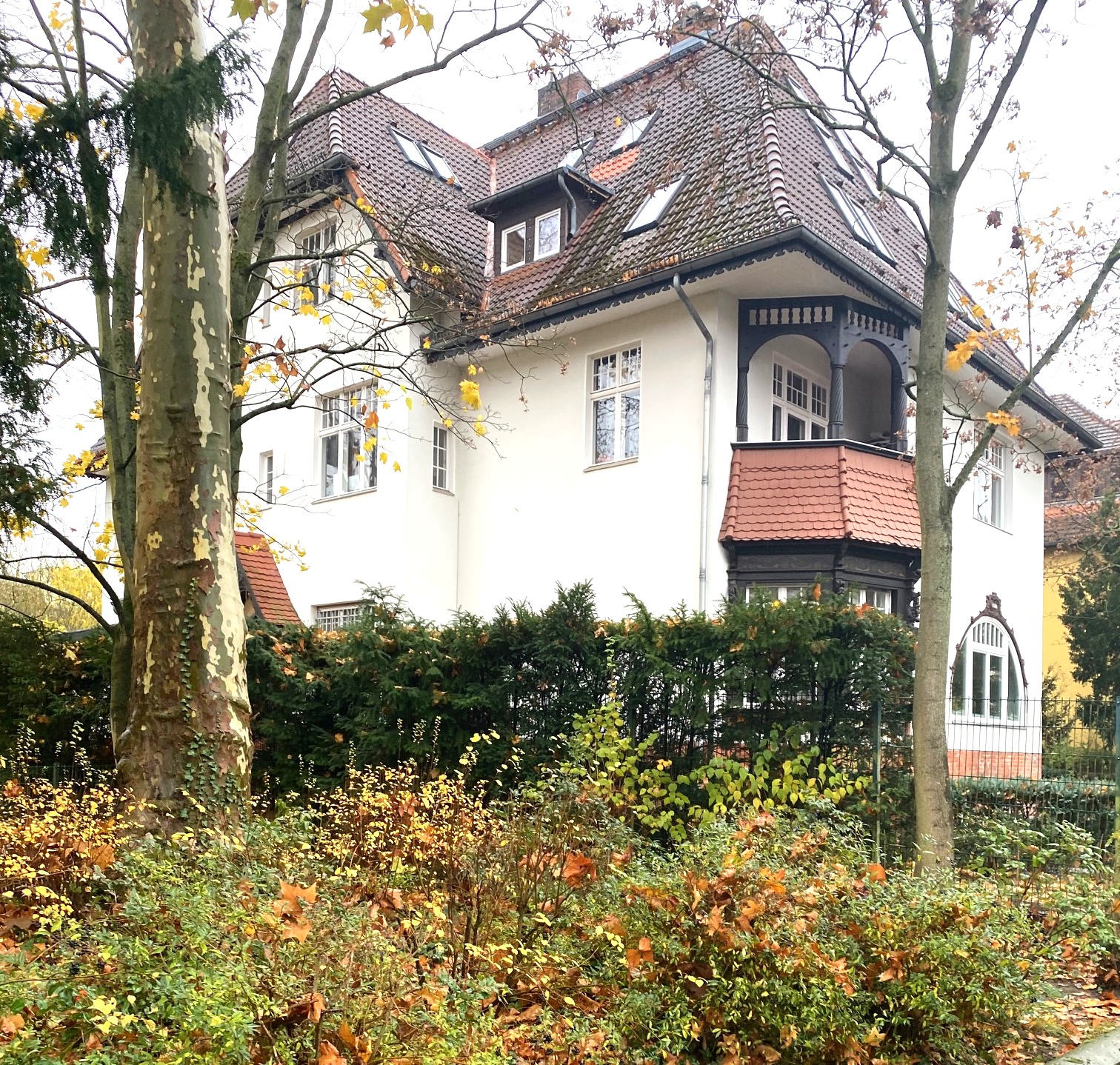 Grunewald/ Attraktive Gründerzeitvilla mit 7 WE + Büroeinheit und Doppelgarage (Leerübergabe mögl.)