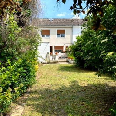 – Nähe Britzer Garten/ Reihenendhaus mit Teilkeller und Garage –