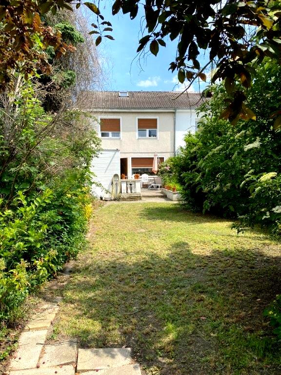 – Nähe Britzer Garten/ Reihenendhaus mit Teilkeller und Garage –